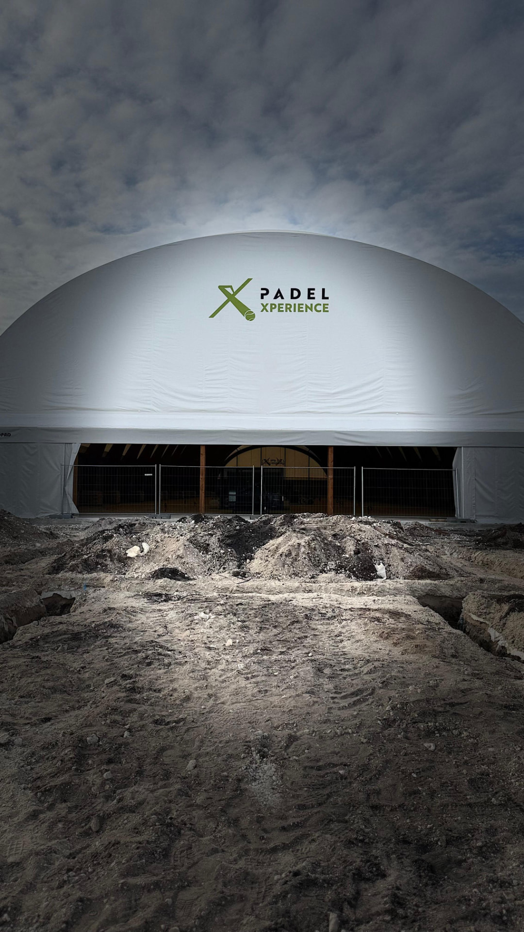 Façade du Woodpad avec le logo Padel Xperience, terrassement en cours