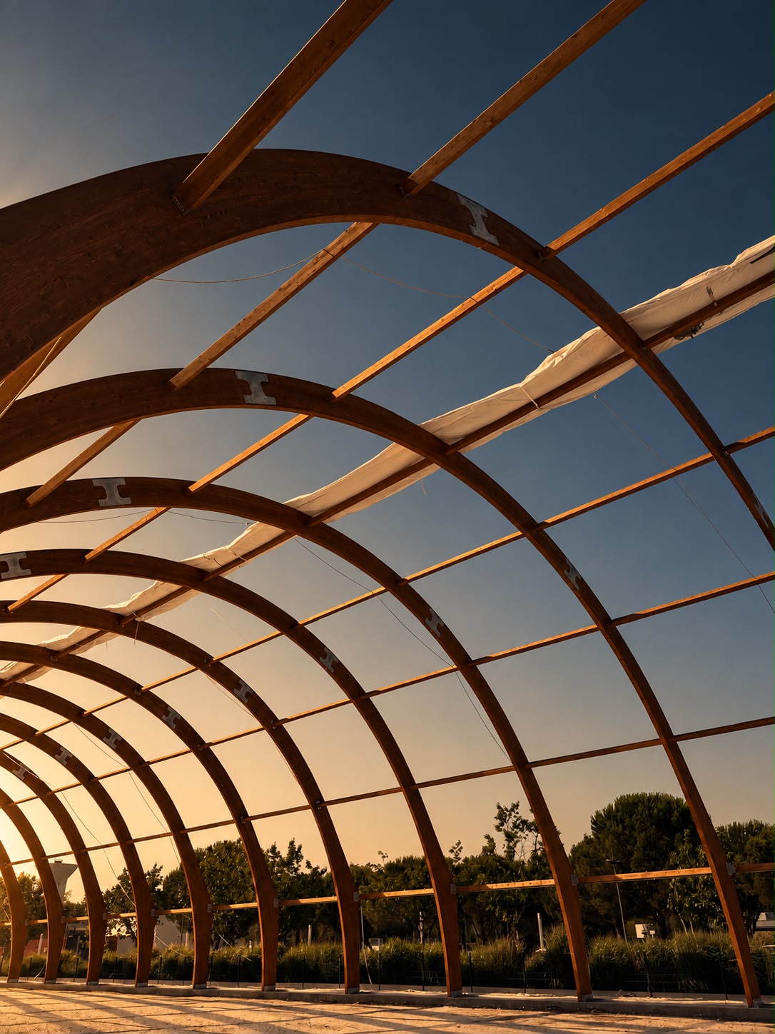 Ossature bois du Woodpad construite à l'intérieur du chantier Padel Xperience