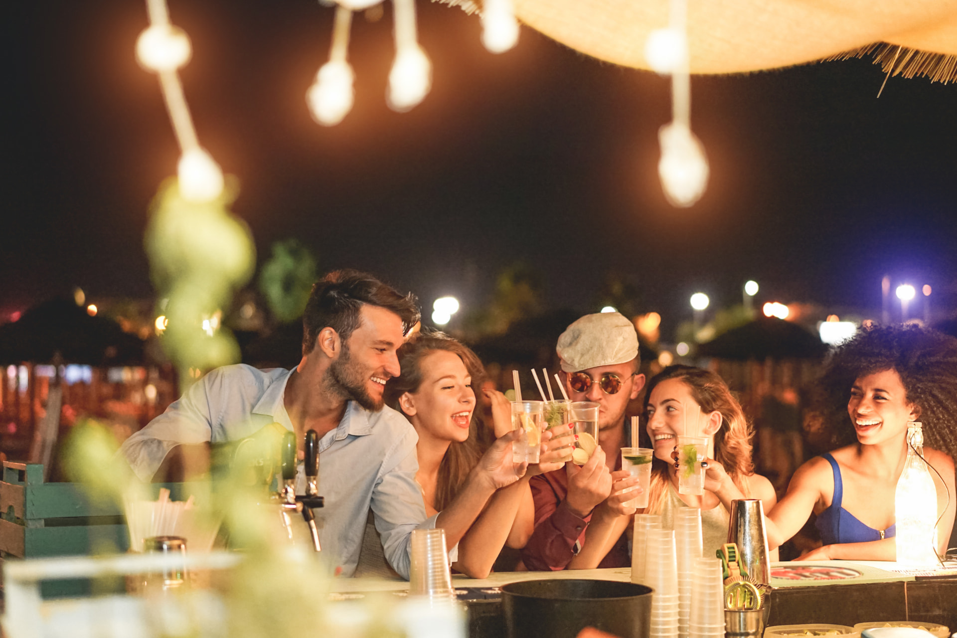 Soirée entre amis autour d'un verre au bar de la guinguette