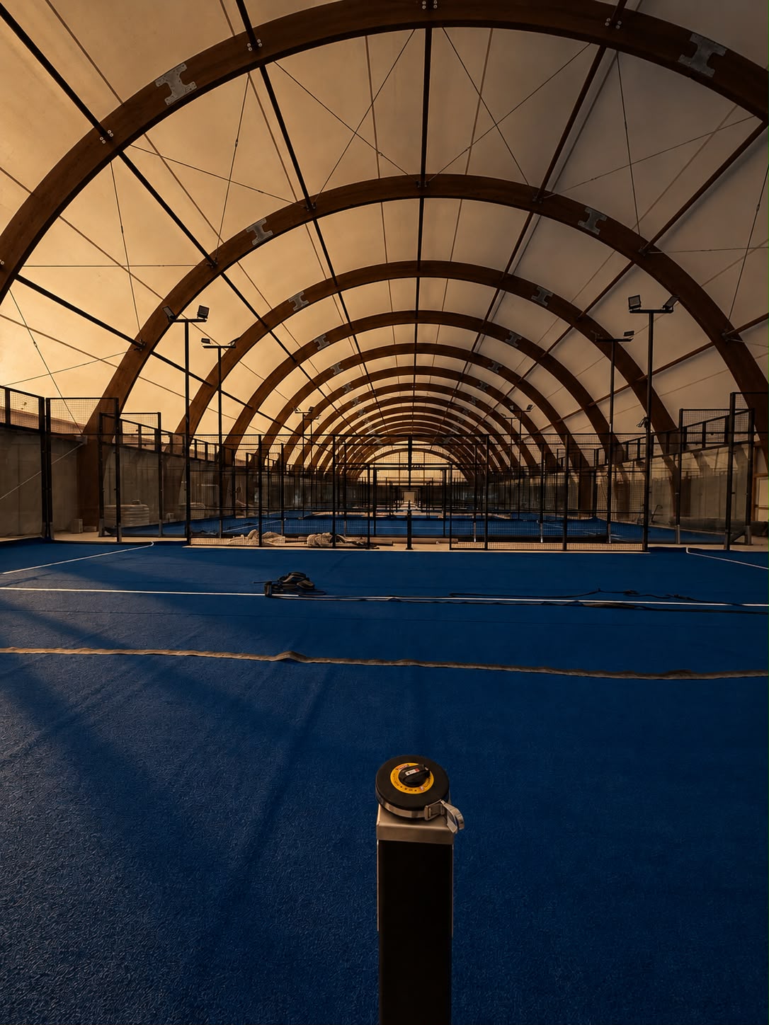 Les moquettes bleues posées sur les pistes de padel à l'intérieur du Woodpad