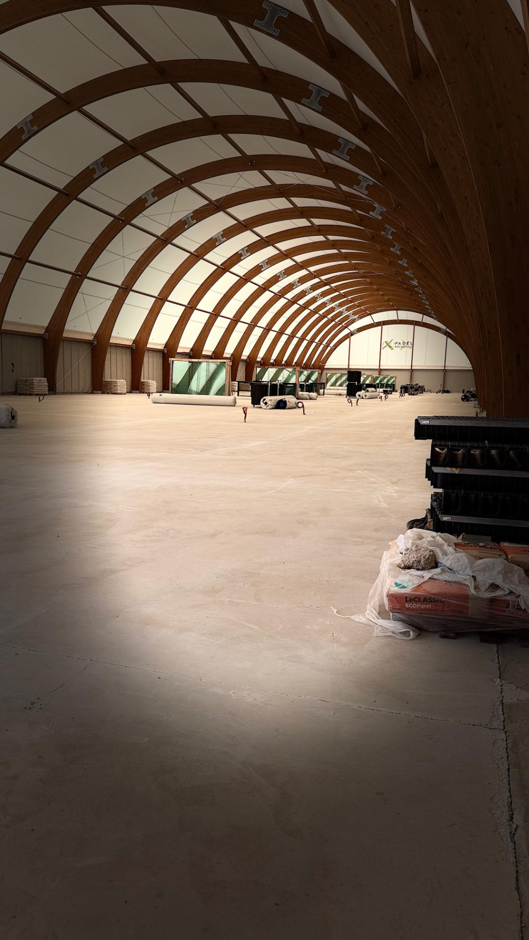Dalle béton coulée à l'intérieur du Woodpad avant la pose des pistes