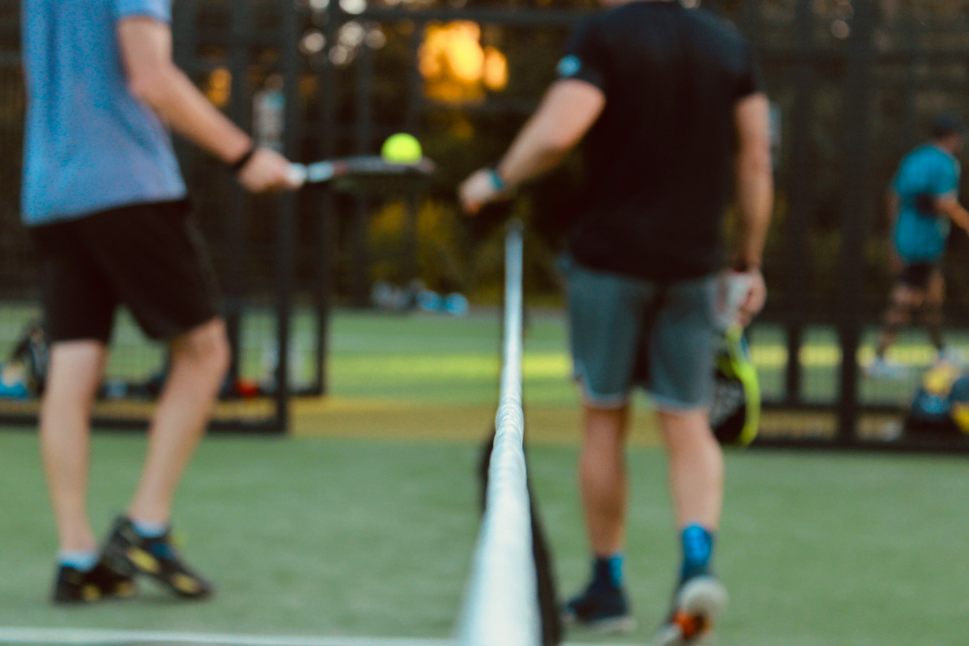 Joueurs de padel sur le terrain